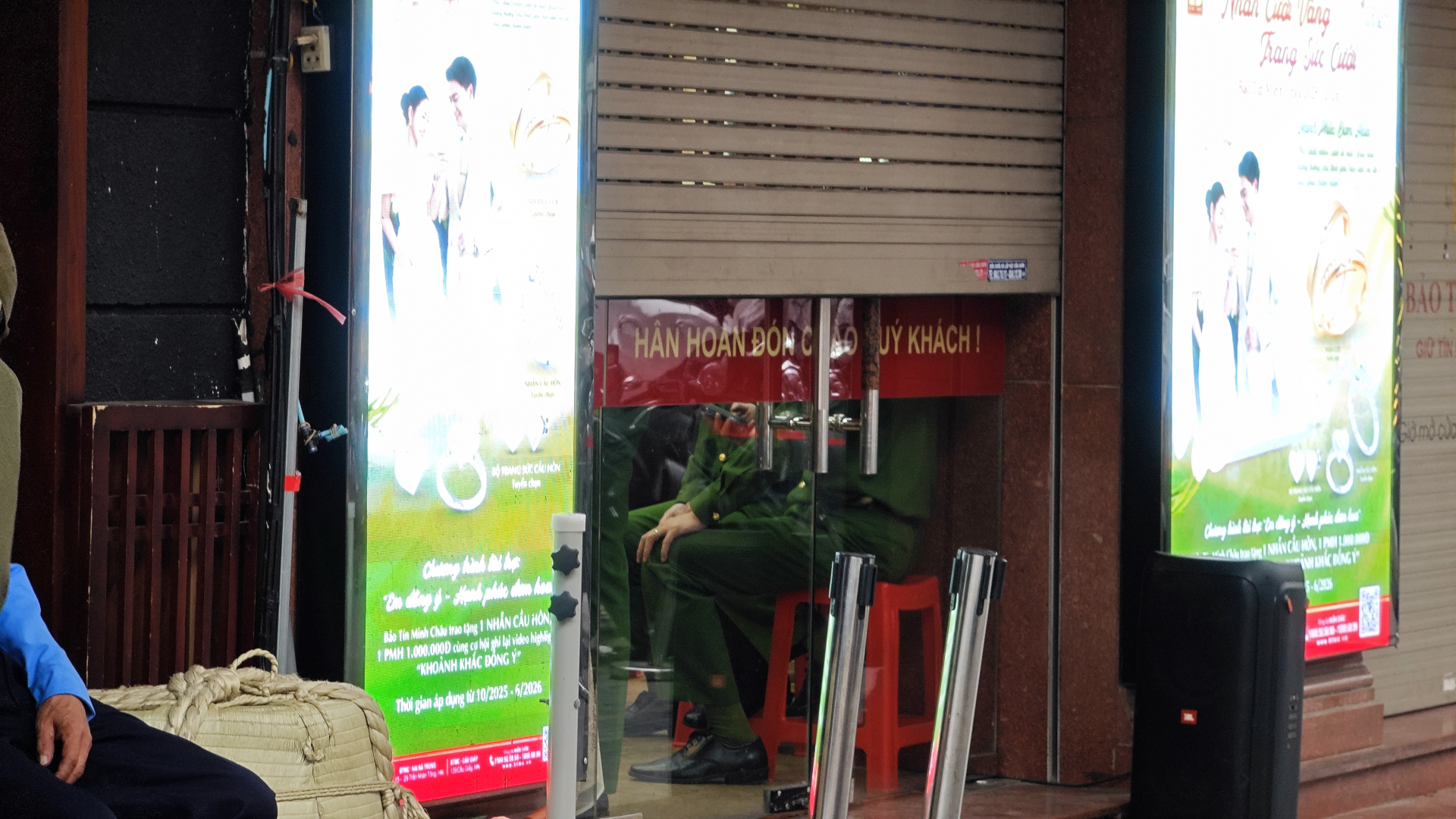 Cận cảnh cửa hàng Bảo Tín Minh Châu vào lúc này: Nhiều cảnh sát xuất hiện, hàng loạt thùng carton được thu giữ