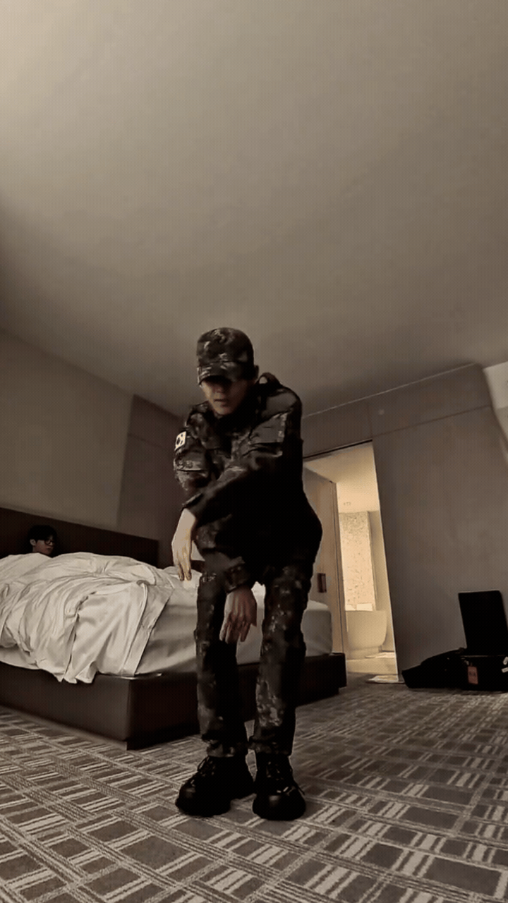 V cũng đã mặc trang phục quân đội và thực hiện vũ đạo xen kẽ với Jung Kook