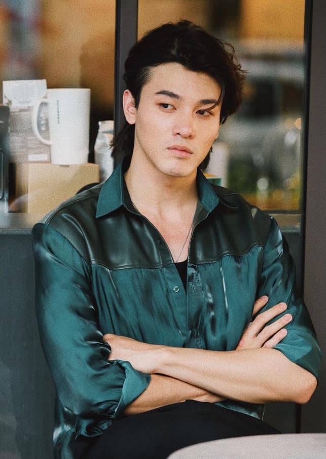 Ngoài đời thực, Khương Lê sở hữu vẻ ngoài lãng tử, cuốn hút. Ảnh: FBNV