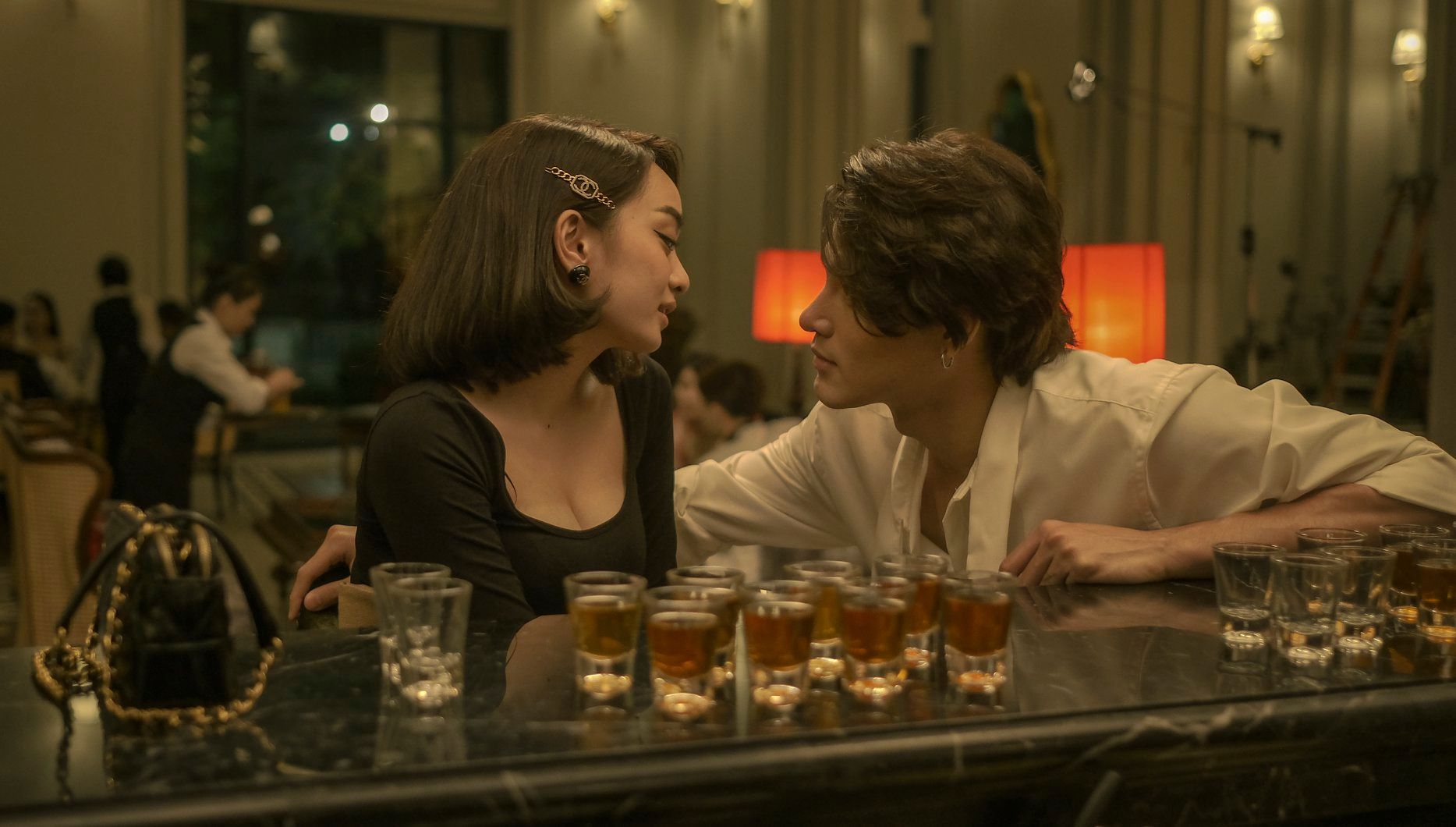 Trong lần đầu chạm ngõ phim ảnh, diễn viên sinh năm 1998 vào vai Vĩnh Thụy - chàng nhiếp ảnh gia trong Gái già lắm chiêu V. Ảnh: Tổng hợp