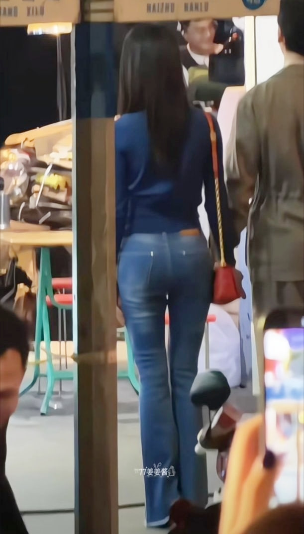 Vóc dáng siêu thực của mỹ nhân sinh năm 2002. (Ảnh: Weibo)