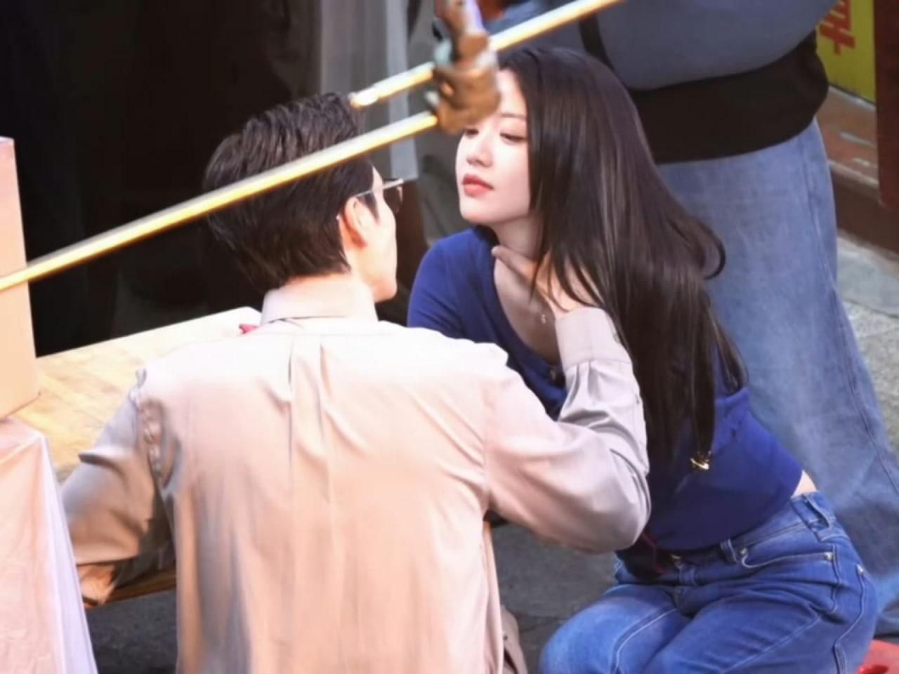 Dù diện trang phục casual, đơn giản nhưng nữ diễn viên vẫn vô cùng quyến rũ. (Ảnh: Weibo)