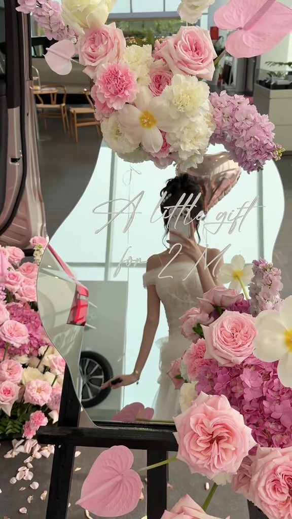 Được bố mẹ tặng ô tô hơn 2 tỷ vì đạt 2 triệu follower, cô gái Hà Nội chi thêm 14 triệu mua hoa tươi decor lễ nhận xe