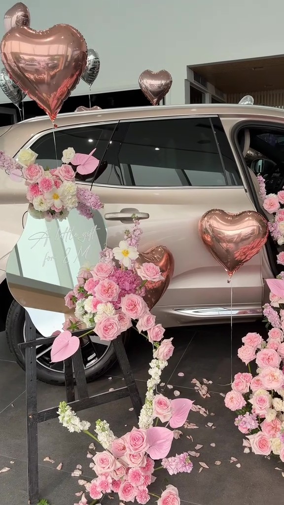 Được bố mẹ tặng ô tô hơn 2 tỷ vì đạt 2 triệu follower, cô gái Hà Nội chi thêm 14 triệu mua hoa tươi decor lễ nhận xe