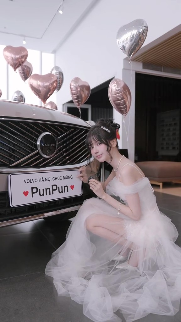 Được bố mẹ tặng ô tô hơn 2 tỷ vì đạt 2 triệu follower, cô gái Hà Nội chi thêm 14 triệu mua hoa tươi decor lễ nhận xe