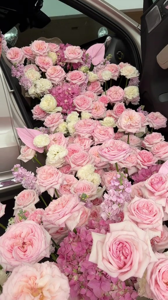 Được bố mẹ tặng ô tô hơn 2 tỷ vì đạt 2 triệu follower, cô gái Hà Nội chi thêm 14 triệu mua hoa tươi decor lễ nhận xe