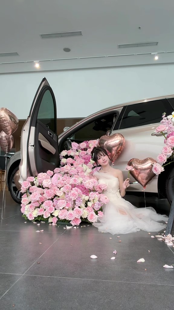 Hoa tươi được decor ngập tràn