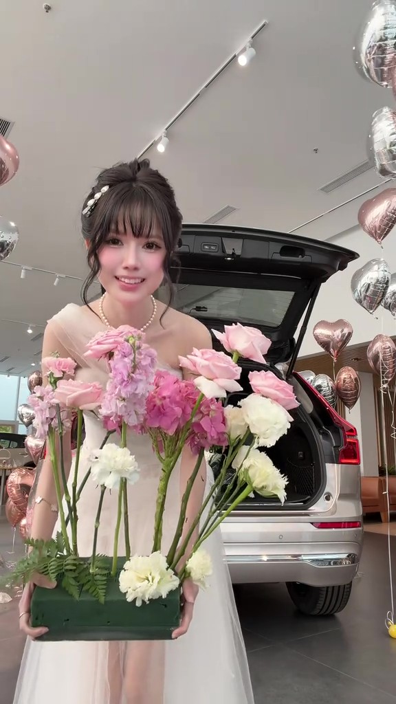 Pun nhặt hoa bê về nhà