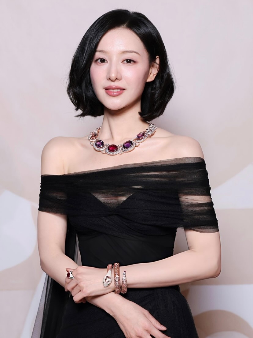 Lần để tóc ngắn này của Kim Ji Won... (Ảnh: Instagram)