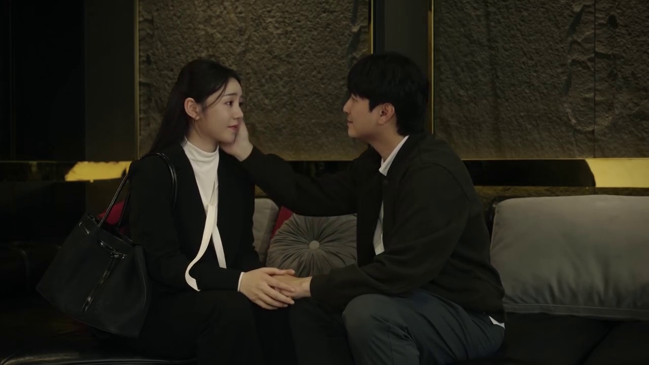 Vợ Huỳnh Anh bất ngờ nhắn nhủ người chị em thân thiết: “Em làm khổ chồng chị quá rồi, cãi cha cãi mẹ để yêu em”