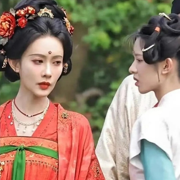 Ai bắt mỹ nhân này ăn cơm giùm với: Người gầy như bộ xương, eo nhỏ hơn bảng tên, gió thổi nhẹ cũng bay