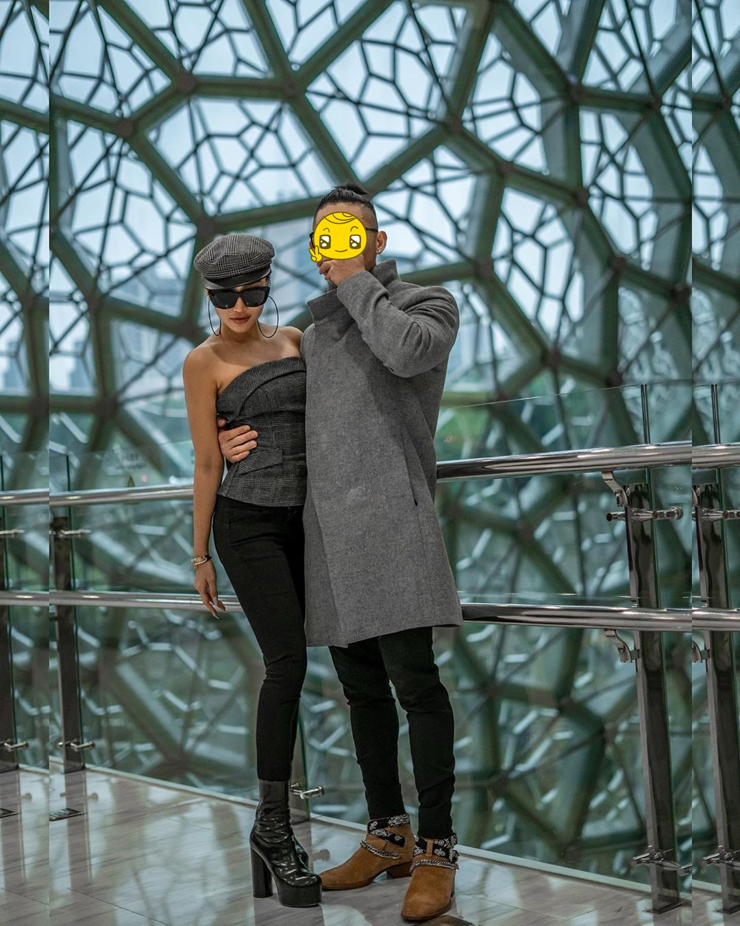 Sau kết hôn, Meo Meo chăm đăng ảnh cùng chồng nhưng đều che mặt. 