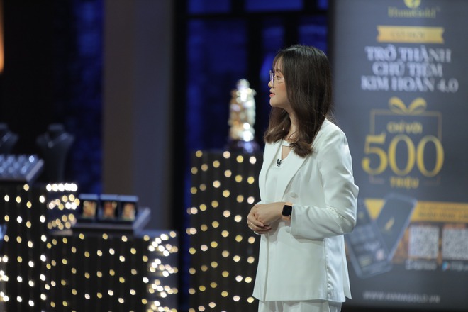 Hana Ngô thuyết trình với dàn doanh nhân tại Shark Tank