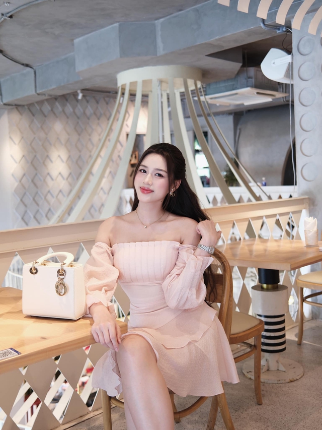 Trước đó, Đỗ Thị Hà thường xuyên mặc trang phục ôm sát khoe đường cong. Ảnh: FBNV