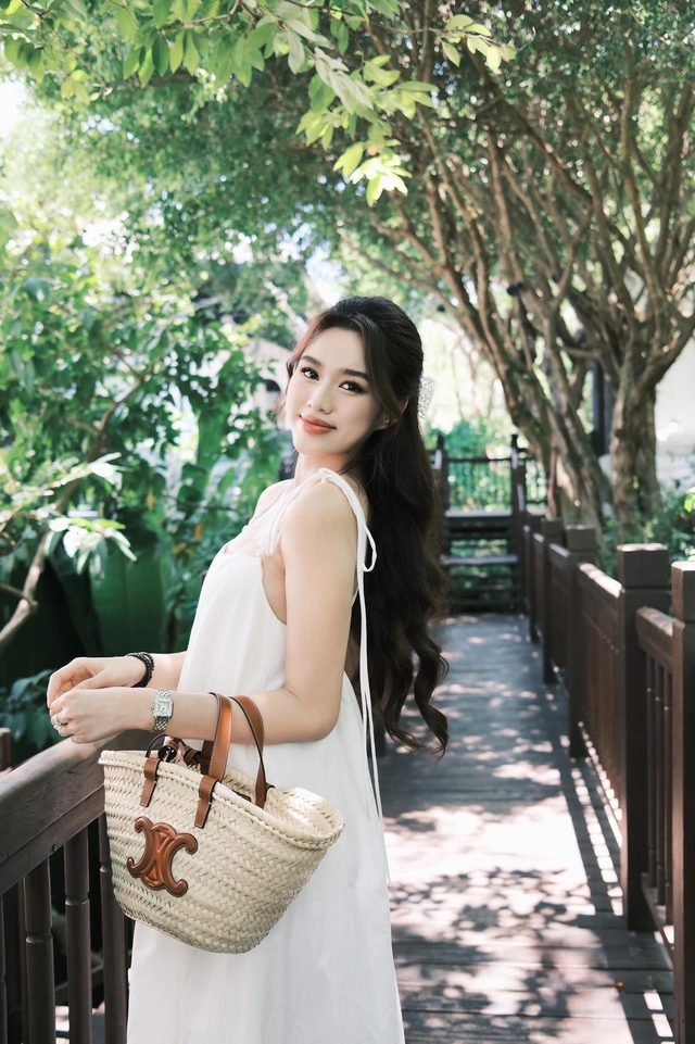 Đỗ Thị Hà từng cho biết cô không giấu chồng mà chỉ chia sẻ vào những dịp thích hợp. Ảnh: FBNV