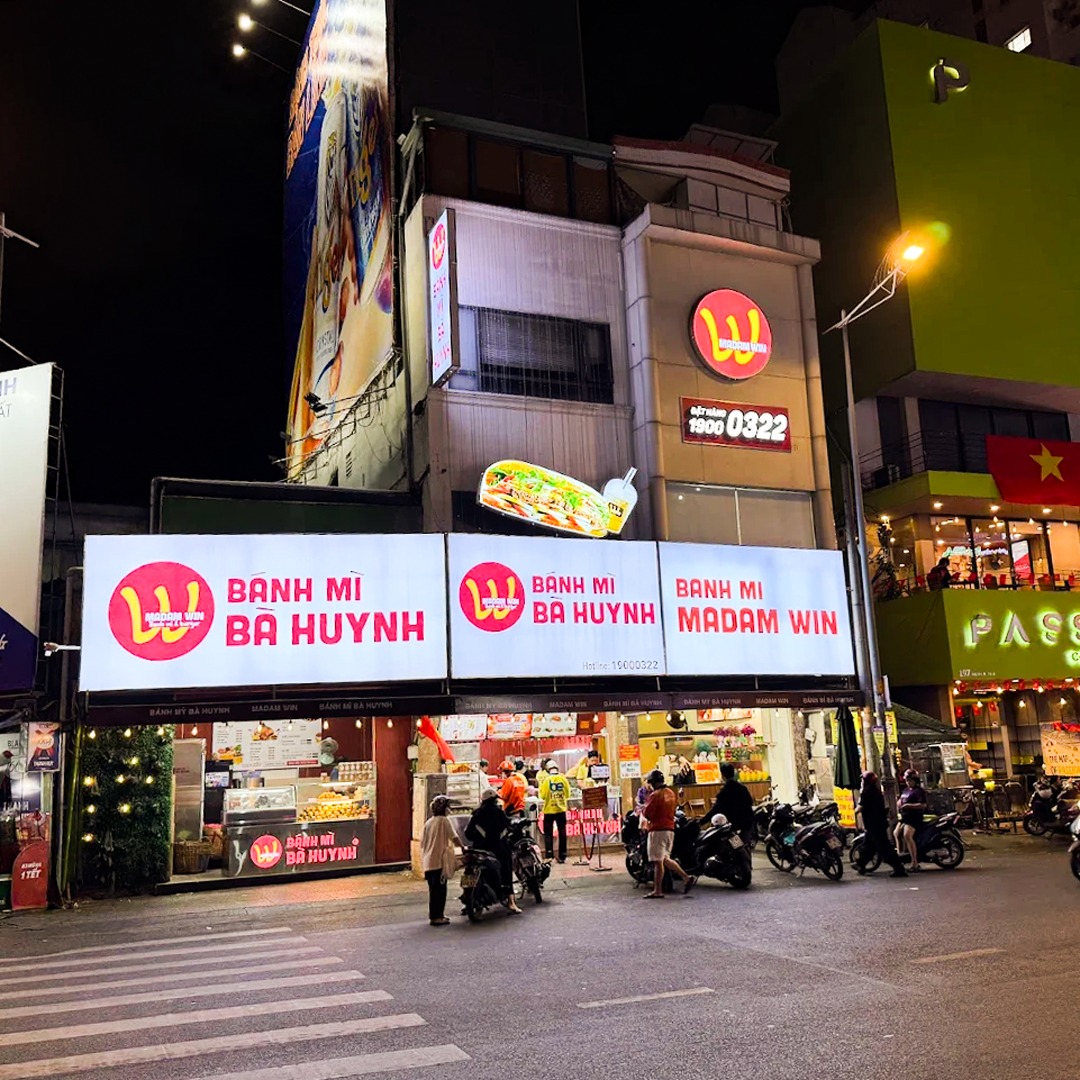 Bánh mì Bà Huynh khai trương gây chú ý của nhiều thực khách. Ảnh: Bánh mì Bà Huynh