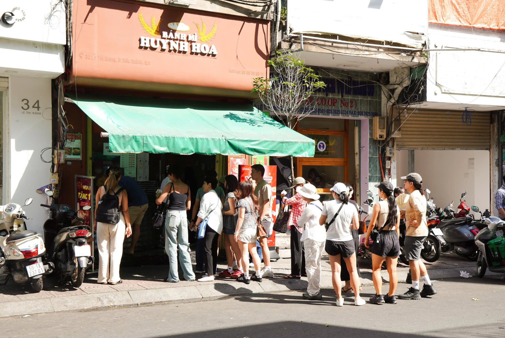 Bánh mì Huynh Hoa là một trong những tiệm bánh mì nổi tiếng ở TP.HCM. Ảnh: Bánh mì Huynh Hoa