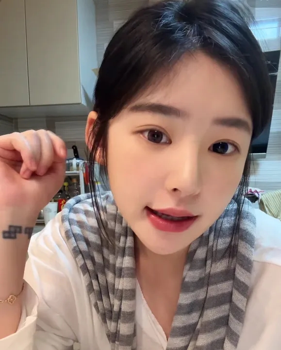 Nhất Minh vẫn thường xuyên lên sóng livestream nhắc về người cũ.