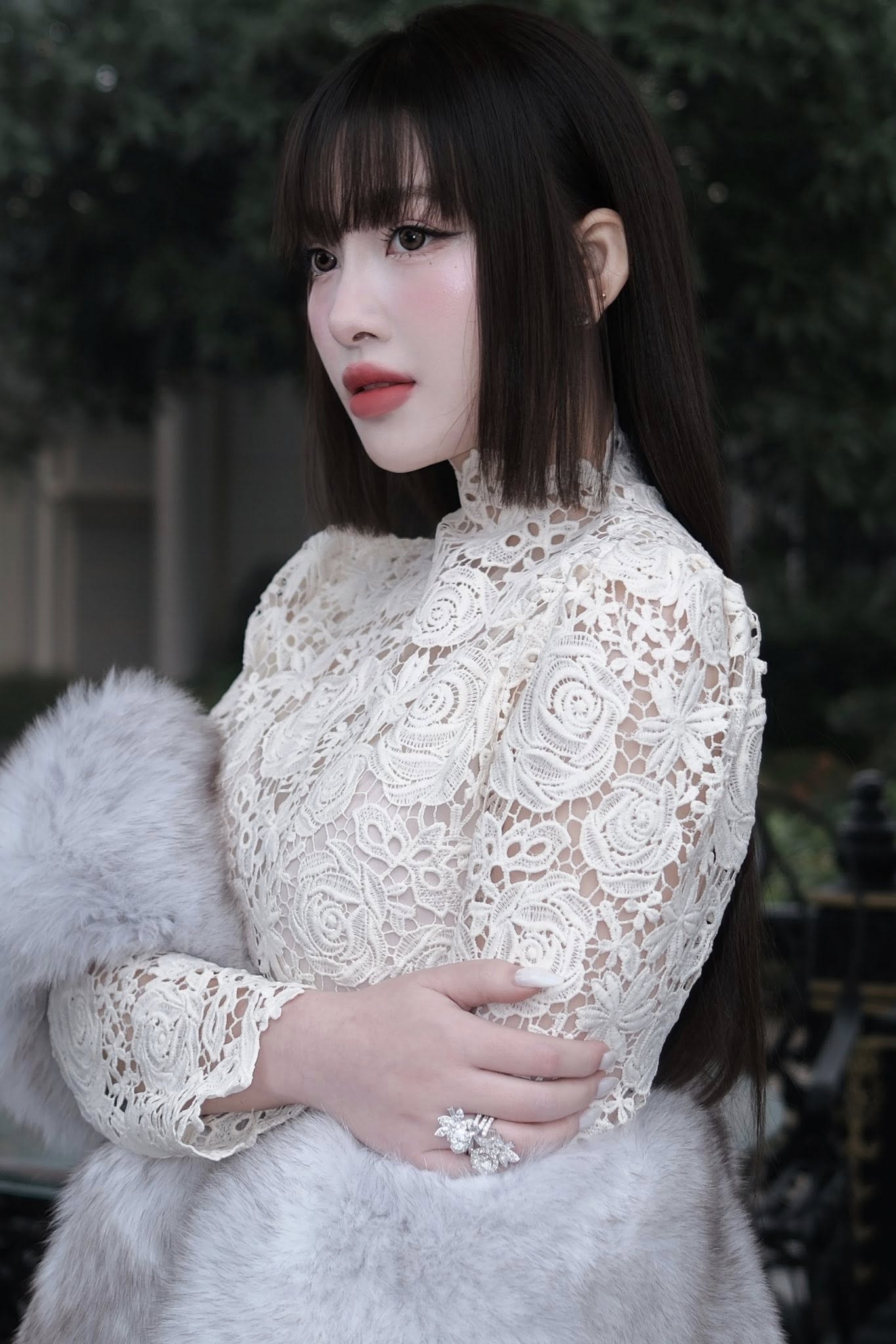 Cô thường chia sẻ những hình ảnh xinh đẹp, sang chảnh trên trang cá nhân