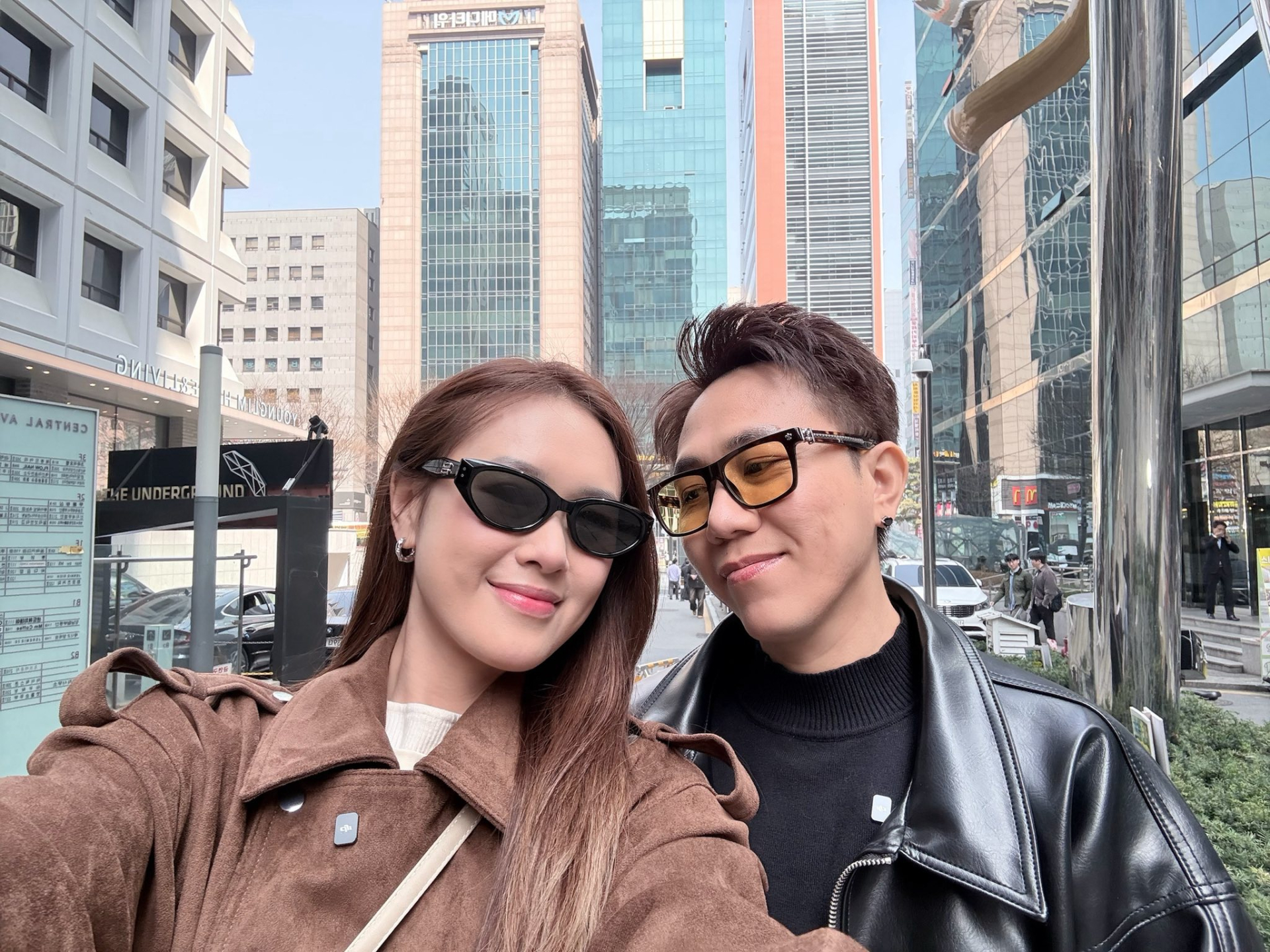 Vợ chồng Anh Đức luôn sát cánh, đồng hành cùng Trấn Thành trong nhiều chuyến đi 