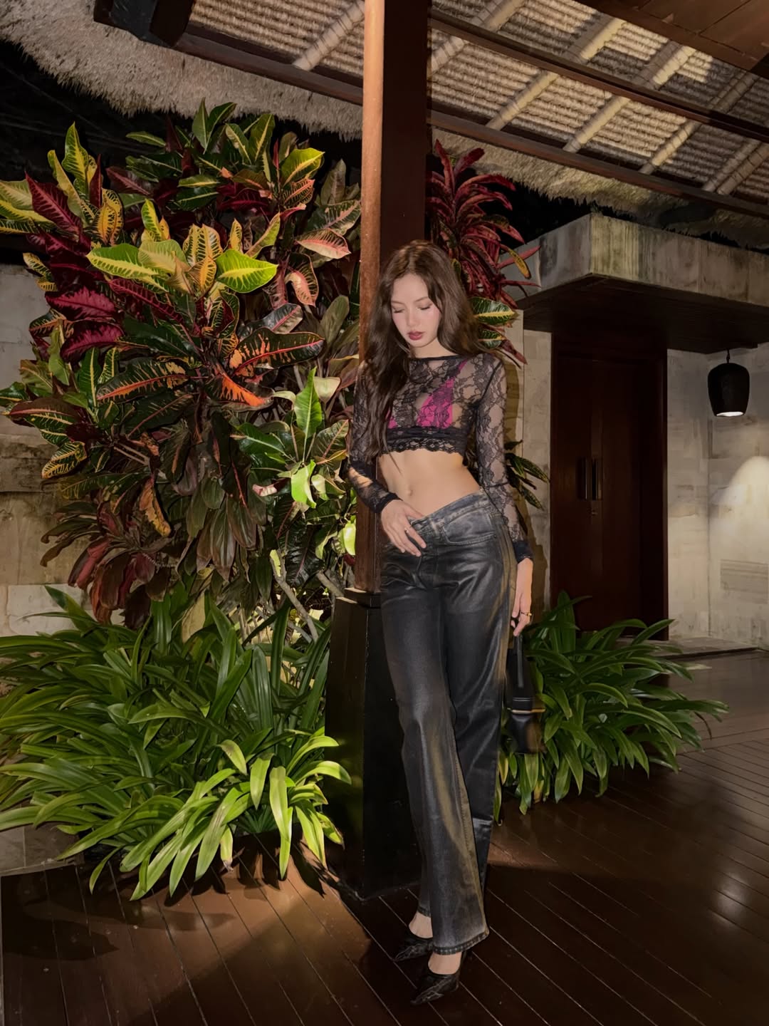 Bức hình nói trên thuộc bộ ảnh về chuyến nghỉ dưỡng ở Bali vừa được Lisa chia sẻ lên trang cá nhân. Trong những hình ảnh khác, nữ idol sinh năm 1997 kết hợp áo ren đen và nội y hồng, khoe khéo đường cong quyến rũ của cơ thể. Ảnh: Instagram nhân vật