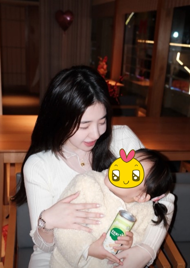 Cô cũng thường xuyên cập nhật hình ảnh bên con gái nhỏ.