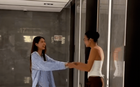 Cả hai bắt tay xoá bỏ mọi căng thẳng sau nửa thập kỷ 