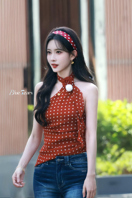 Ai bắt mỹ nhân này ăn cơm giùm với: Người gầy như bộ xương, eo nhỏ hơn bảng tên, gió thổi nhẹ cũng bay