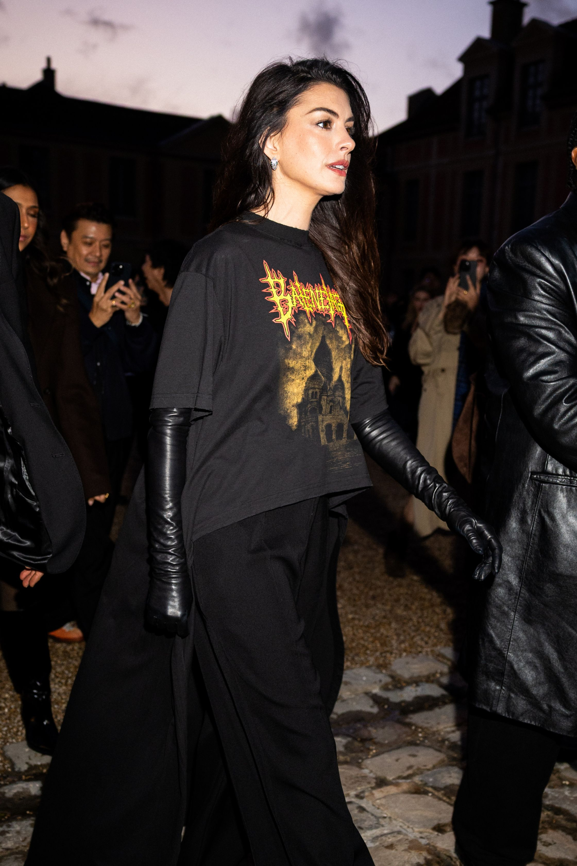 Sự xuất hiện của Anne Hathaway ở show Balenciaga Spring/Summer 26 được cho là nhằm mục đích ghi hình The Devil Wears Prada 2 (Ảnh Vogue).