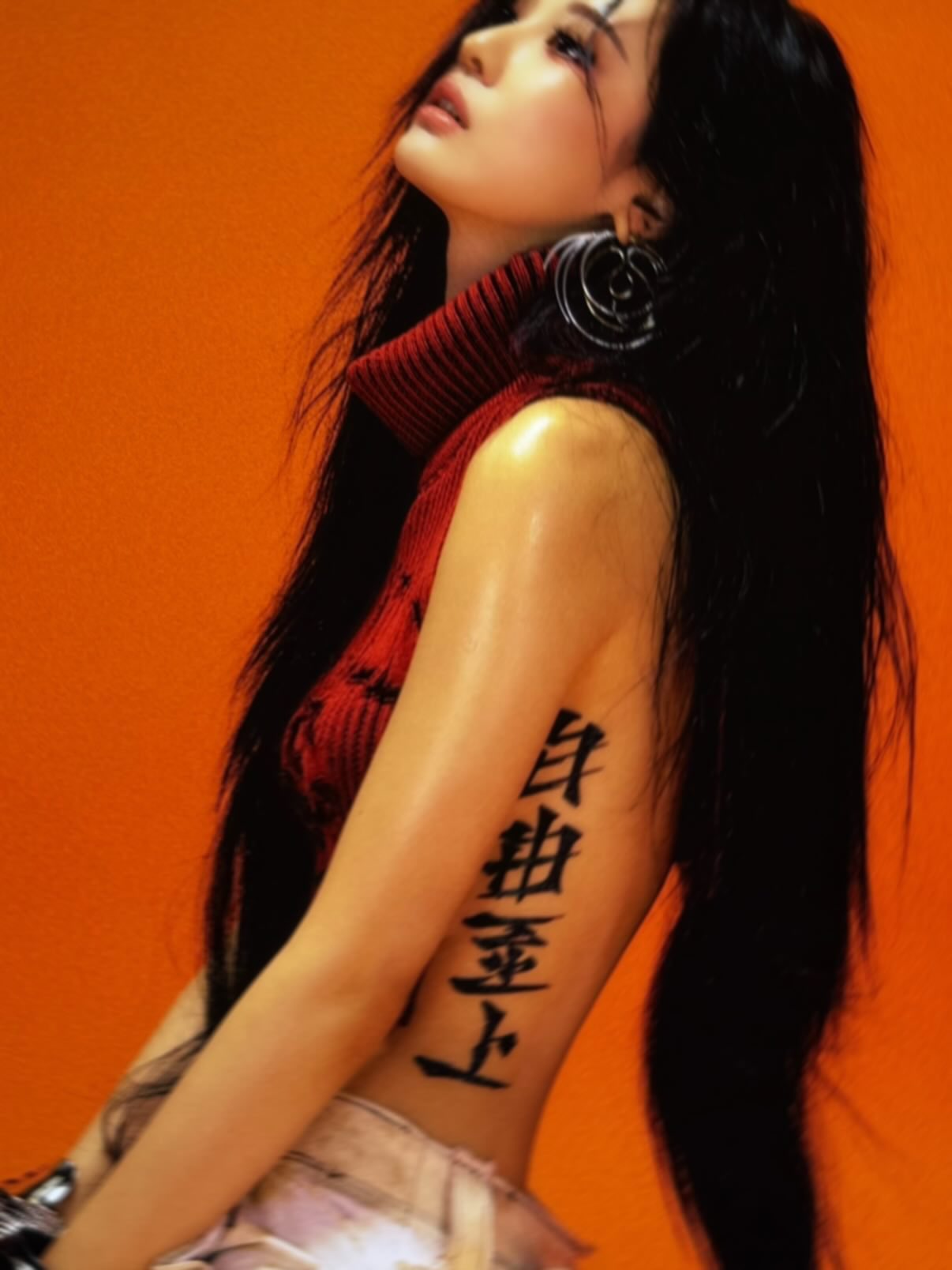 Nữ ca sĩ 2k2 khoe hình hở bạo rồi vội xóa vì dòng chữ Hán to tướng chạy dọc bên sườn?