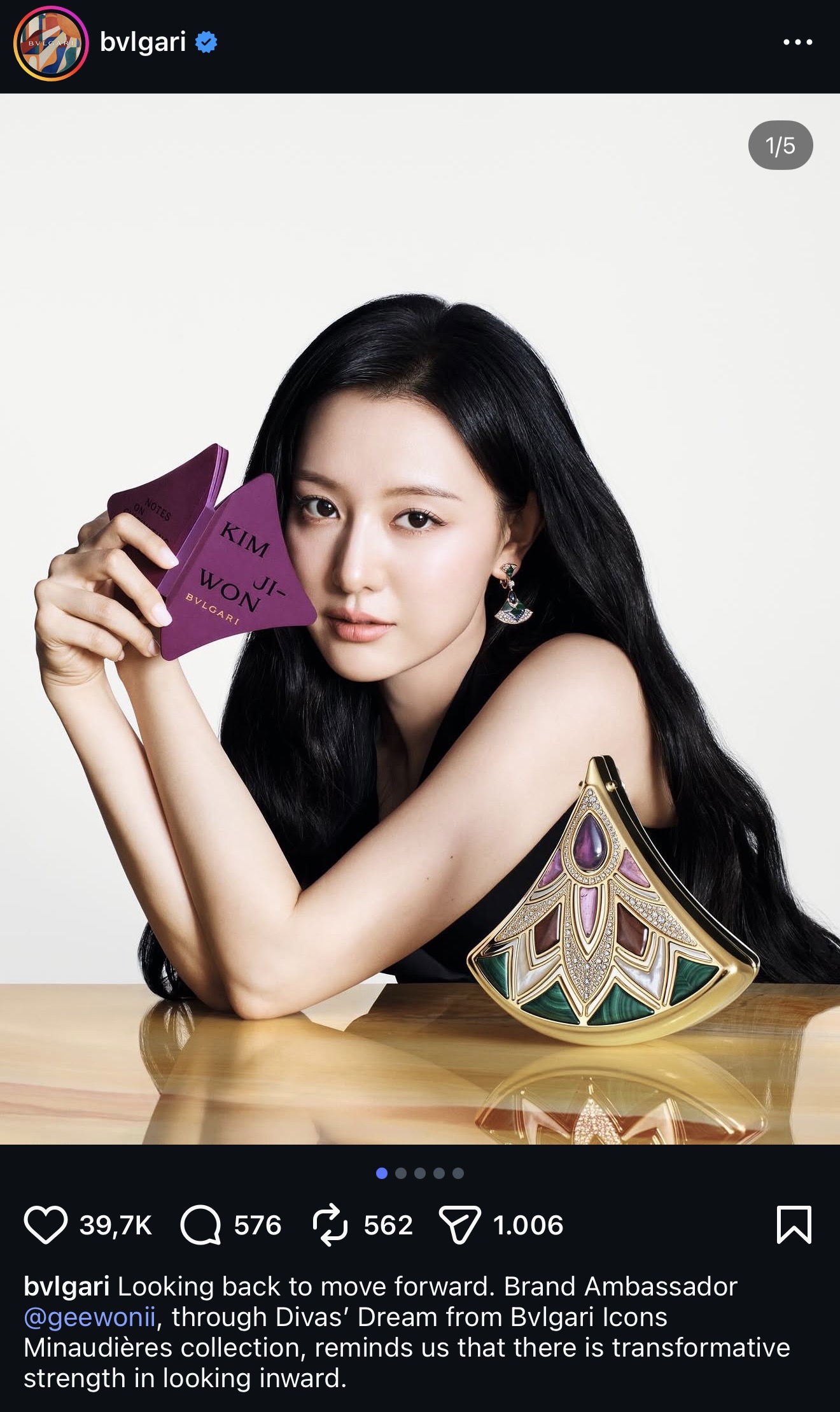 Kim Ji Won với danh xưng thấp hơn - Brand Ambassador được cho là lý do khiến hình ảnh của cô không được xếp cùng nhóm trên (Ảnh chụp màn hình).