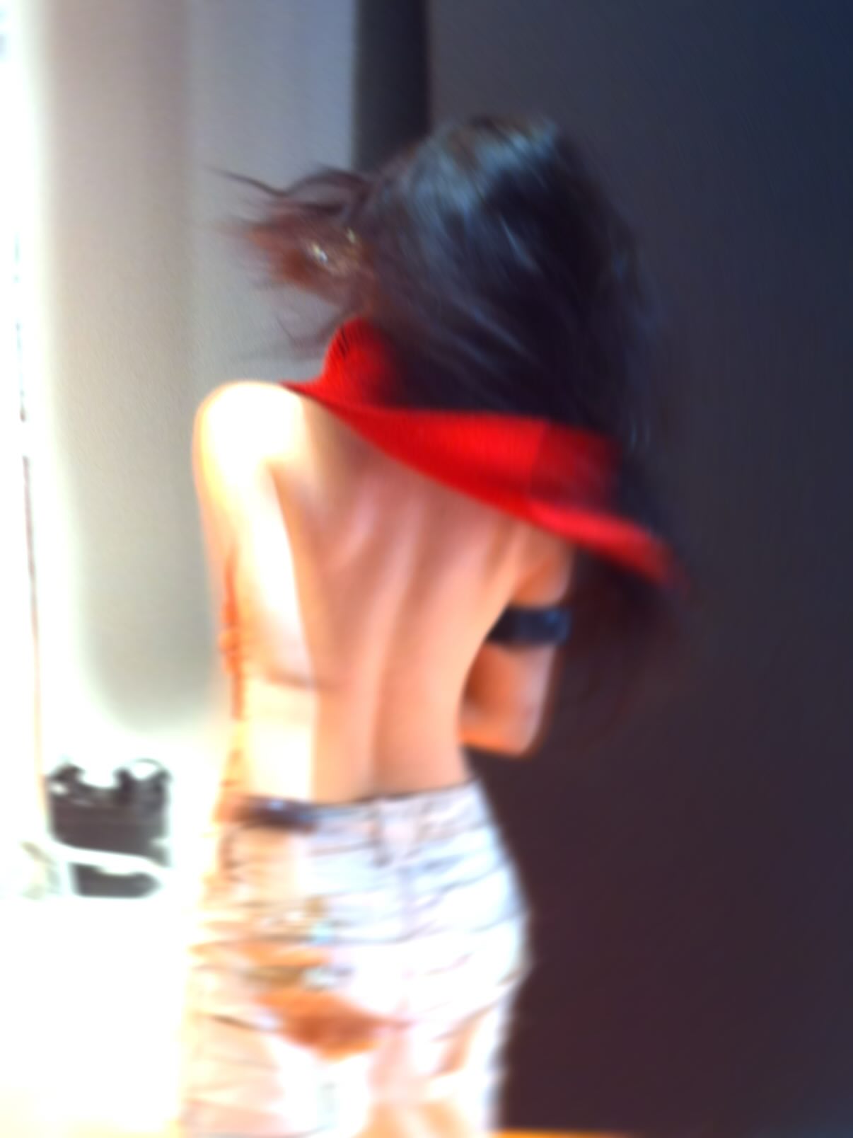 Nữ ca sĩ 2k2 khoe hình hở bạo rồi vội xóa vì dòng chữ Hán to tướng chạy dọc bên sườn?