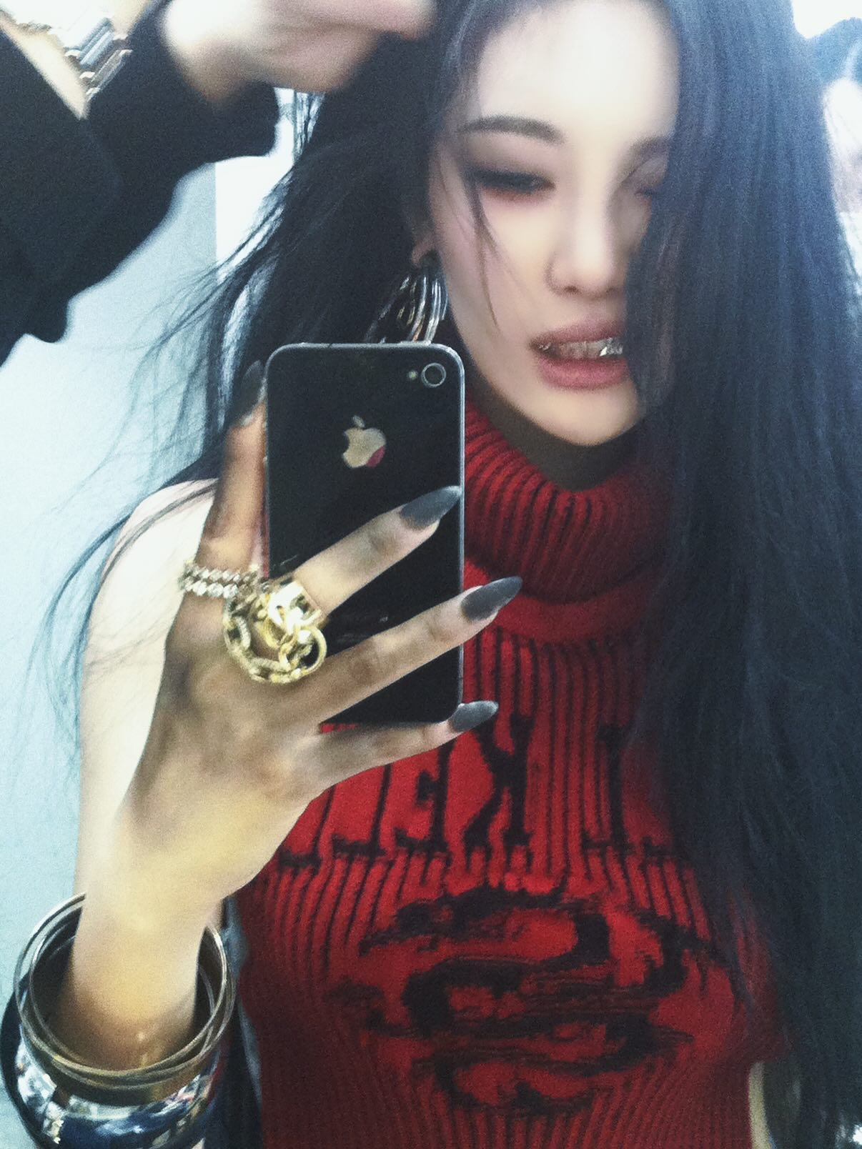 Nữ ca sĩ 2k2 khoe hình hở bạo rồi vội xóa vì dòng chữ Hán to tướng chạy dọc bên sườn?