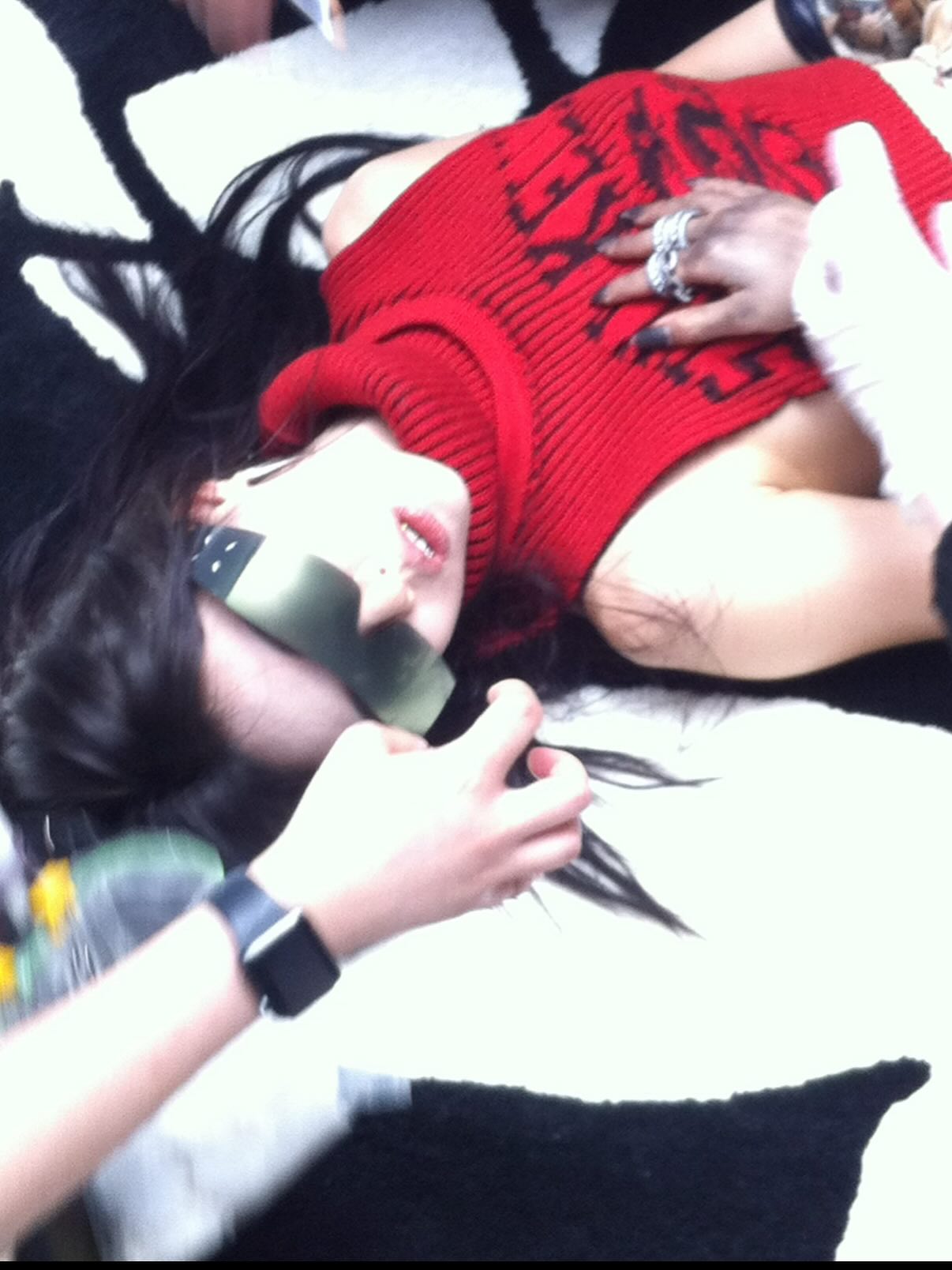 Nữ ca sĩ 2k2 khoe hình hở bạo rồi vội xóa vì dòng chữ Hán to tướng chạy dọc bên sườn?