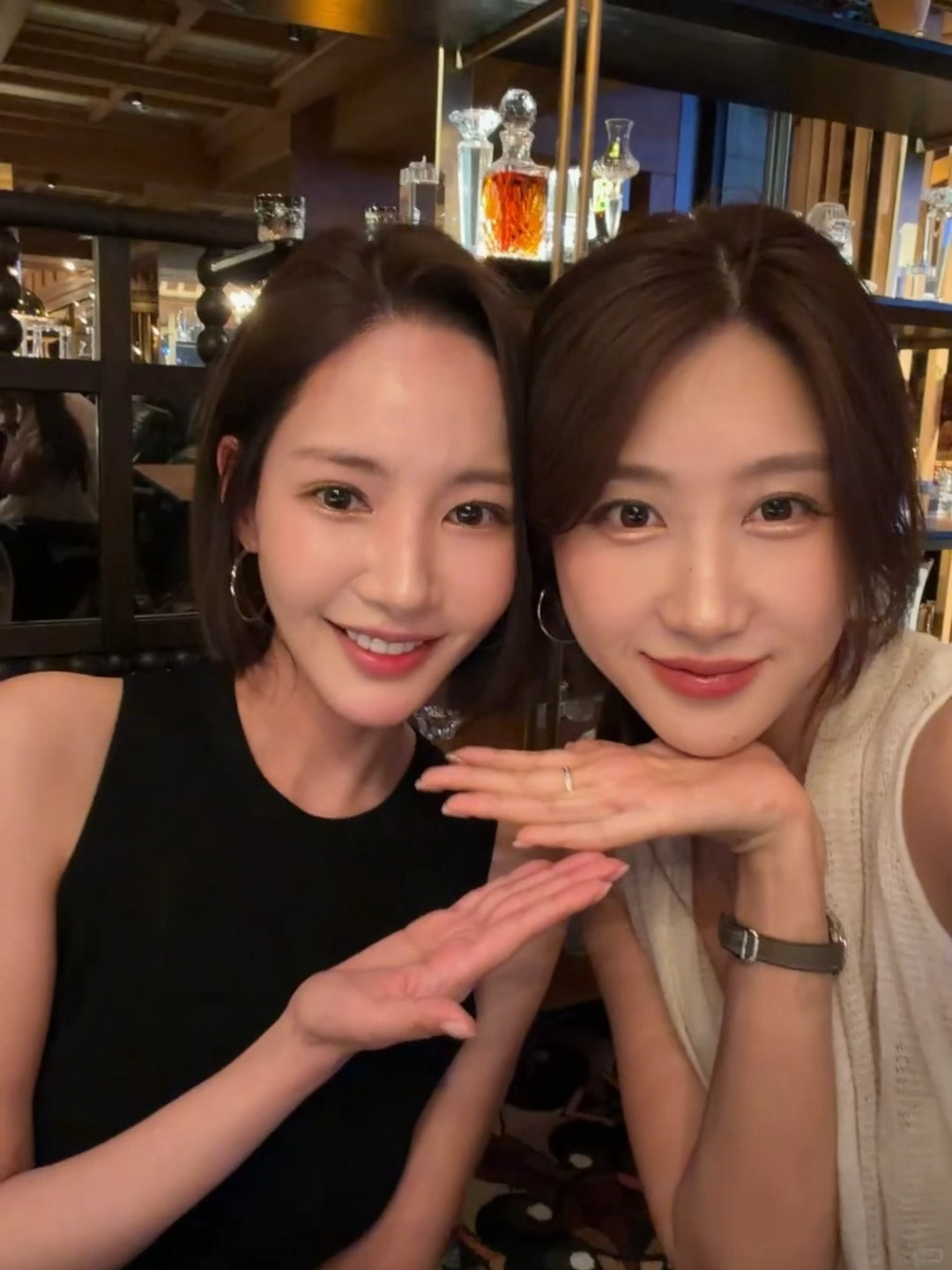 Trong video, nữ diễn viên họ Park lộ rõ gương mặt gầy gò, trông có phần bị lu mờ về mặt nhan sắc trước vị khán giả nữ bên cạnh. Ảnh: Weibo