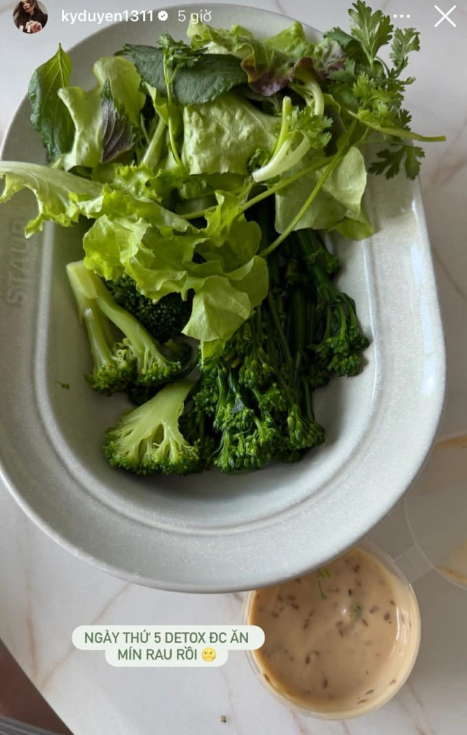 Đến ngày thứ 5, Kỳ Duyên mới ăn chút rau sau nhiều ngày chỉ uống detox. (Ảnh: Instagram)