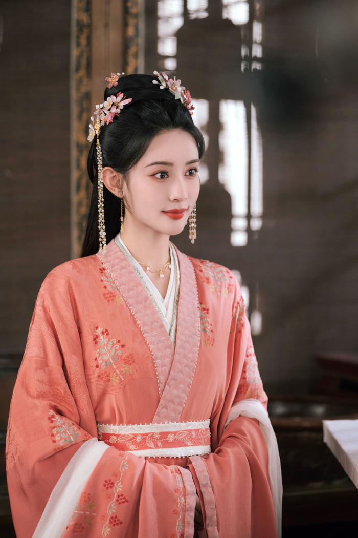 Ai bắt mỹ nhân này ăn cơm giùm với: Người gầy như bộ xương, eo nhỏ hơn bảng tên, gió thổi nhẹ cũng bay