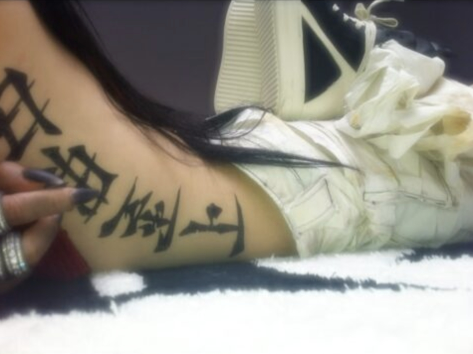 Khung hình cận cảnh dòng chữ đã biến mất trong bài post của Ningning.