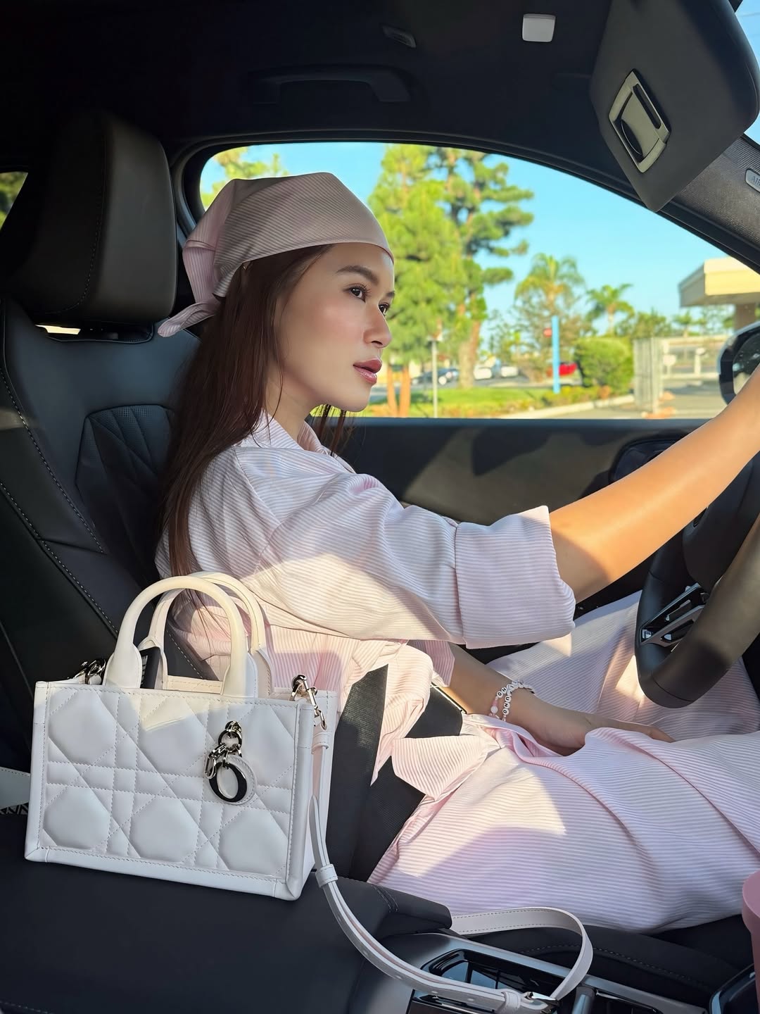 Cô nàng sống trong nhung lụa, từ đầu tới chân đều là hàng hiệu (Ảnh: IG)