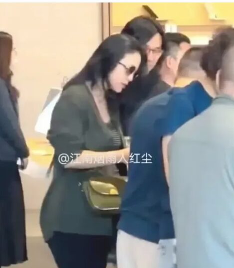 Nữ diễn viên mặc đồ rộng, dùng túi xách che bụng. Ảnh: Weibo