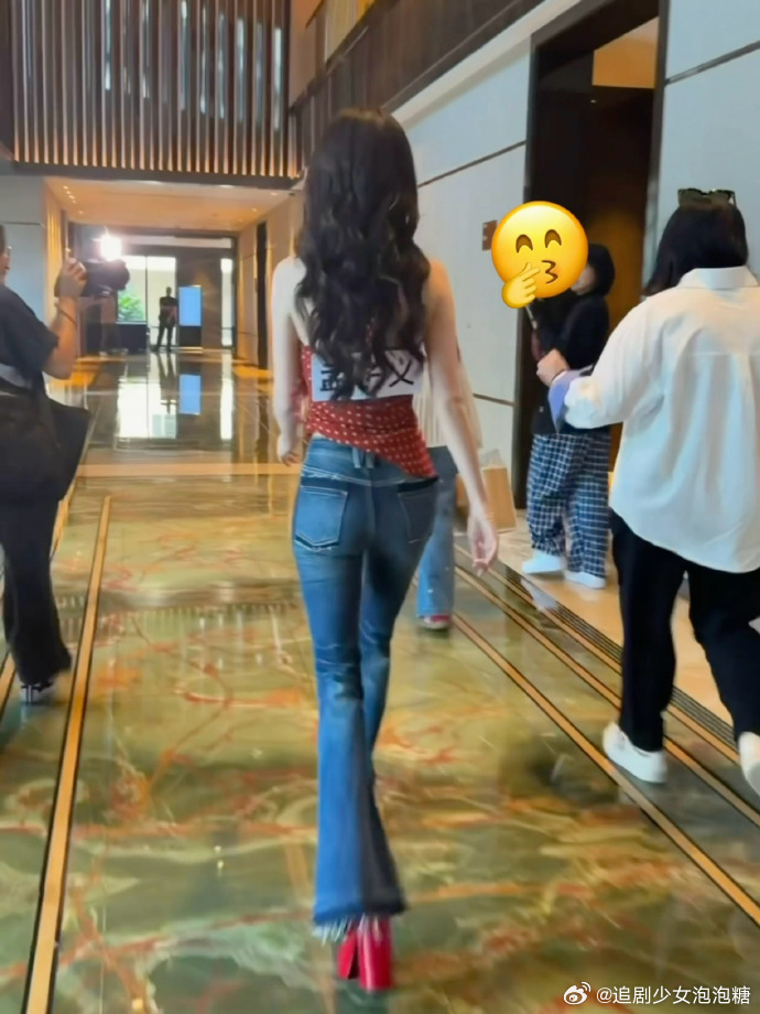 Vòng eo bé hơn cả chiều dài bảng tên