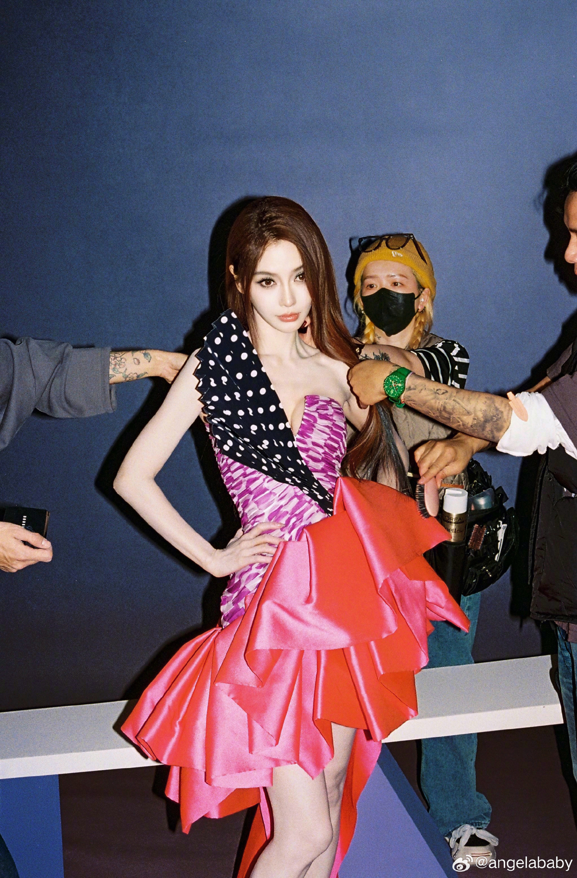 Angelababy bị cấm sóng, lao dốc sự nghiệp vì đi xem show diễn 19+ của Lisa (BLACKPINK). Ảnh: Weibo. 