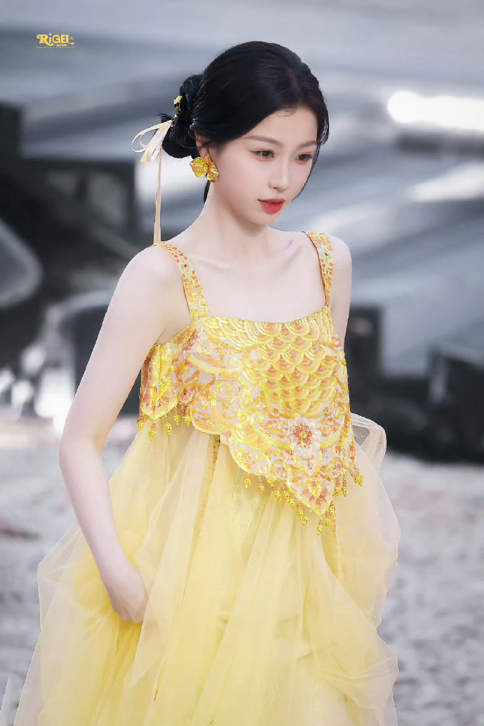 Ngu Thư Hân tái xuất showbiz sau khoảng thời gian dài vắng bóng. Cô lựa chọn mẫu váy vàng bồng bềnh công chúa tham dự sự kiện Đêm hội Xiaohongshu Red Gala 2026. Ảnh: Sina.