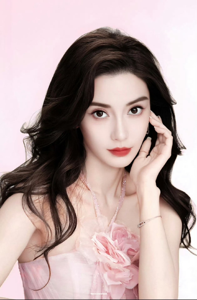 Cơ hội để Angelababy lấy lại hào quang quá khứ là rất mong manh. Ảnh: Weibo. 