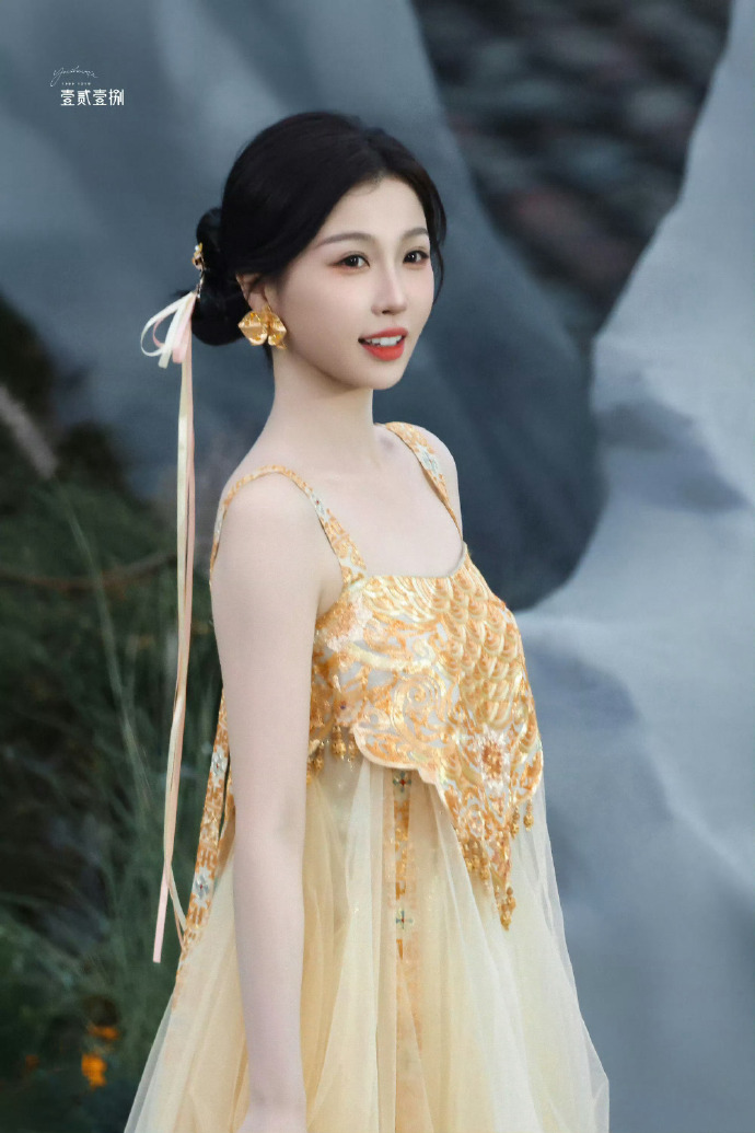 Theo các nguồn tin trong showbiz, Ngu Thư Hân là cái tên thay thế cho Triệu Lộ Tư tại sự kiện. Do BTC không mời được Triệu Lộ Tư nên Ngu Thư Hân mới có suất tham dự Đêm hội Xiaohongshu Red Gala 2026. ẢnH: Sina.