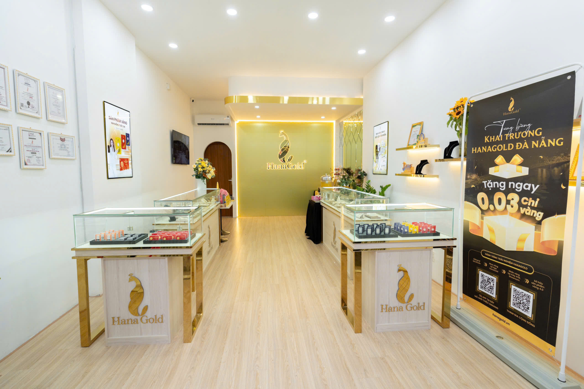 Hình ảnh tại showroom của HanaGold