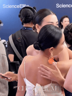 MC Hoàng Oanh bị tụt dây áo sau cái ôm thân thiết với ca sĩ Đoan Trang 