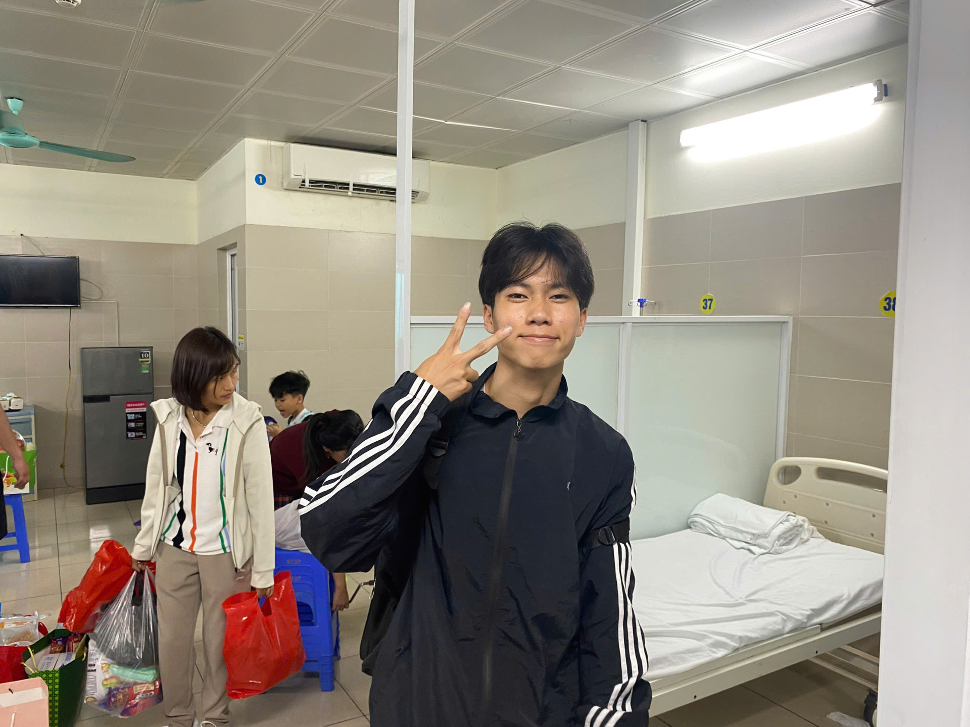  Nguyễn Lê Tú, sinh viên Đại học Bách khoa Hà Nội, cũng xuất viện cùng gia đình nạn nhân trong ngày. (Ảnh: BVCC)