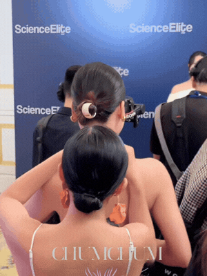 Ca sĩ Đoan Trang hỗ trợ khắc phục sự cố cho Hoàng Oanh giữa sự kiện 