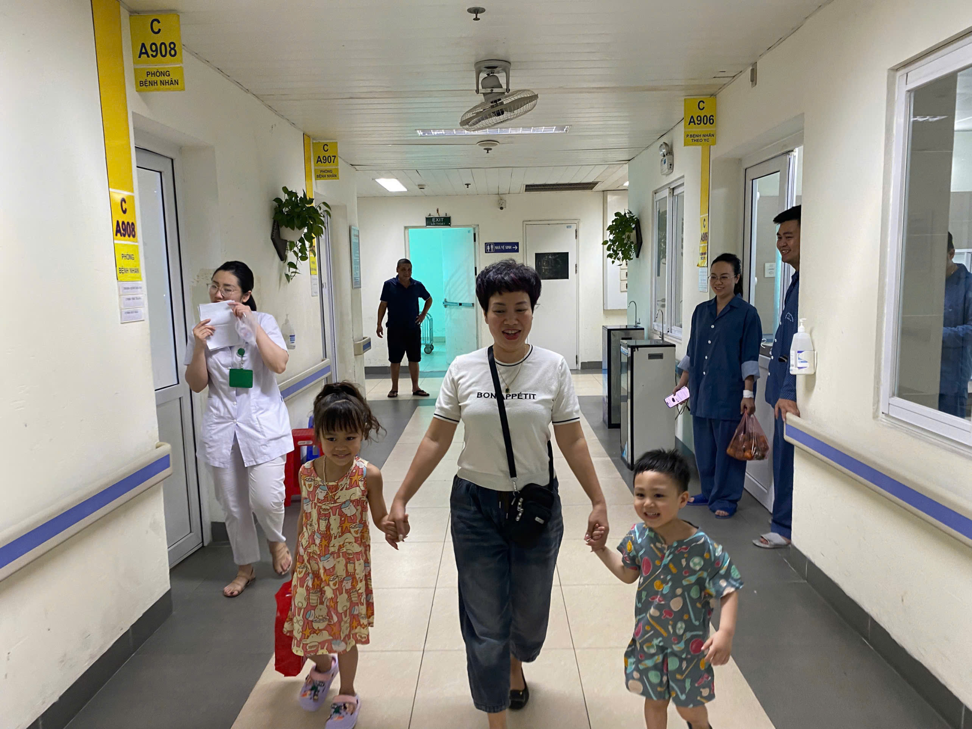  Gia đình nạn nhân vụ hỏa hoạn xuất viện chiều 26/3. (Ảnh: BVCC)